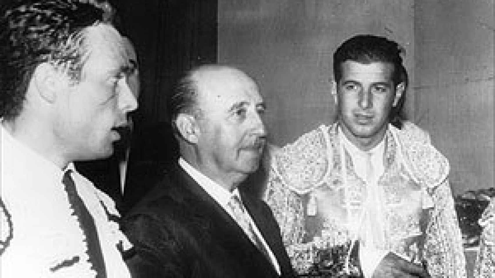 El diestro Curro Romero con el general Franco en agosto de 1960 en San Sebastián.