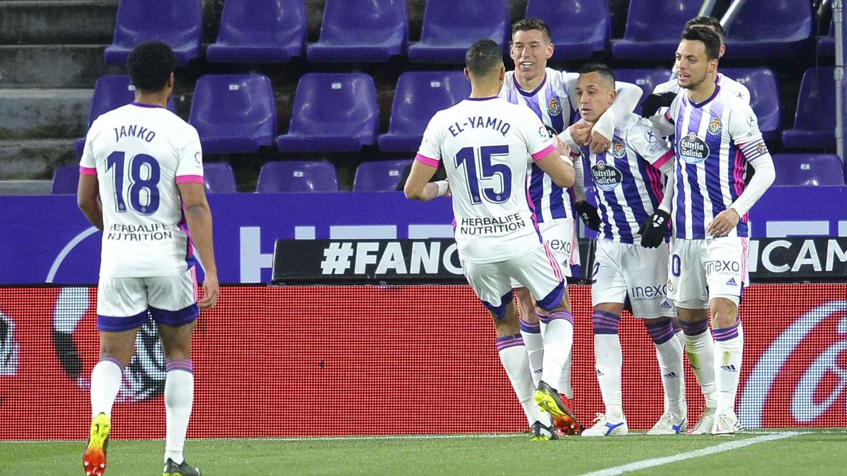 Los jugadores del Valladolid celebran un gol