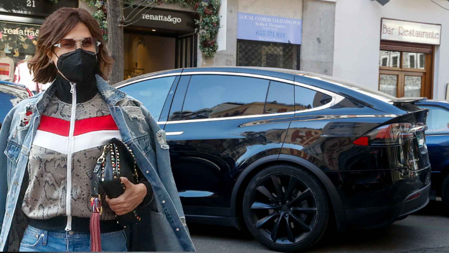Raquel Perera, junto a su coche Tesla, en un fotomontaje de JALEOS.