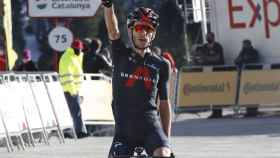 Adam Yates celebra su triunfo en la tercera etapa de la Volta a Cataluña