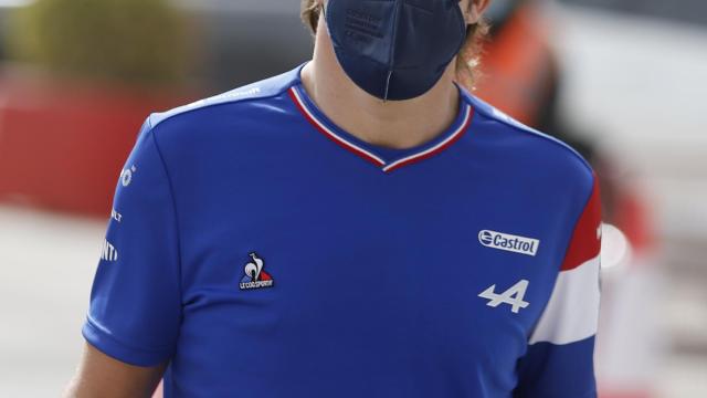 Fernando Alonso, en el paddock de Bahrein