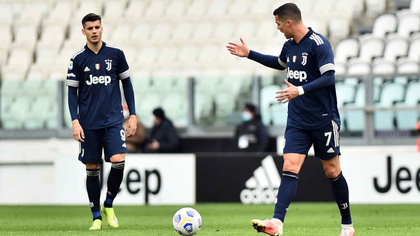 Cristiano Ronaldo y Morata hablando durante un partido de la Juventus