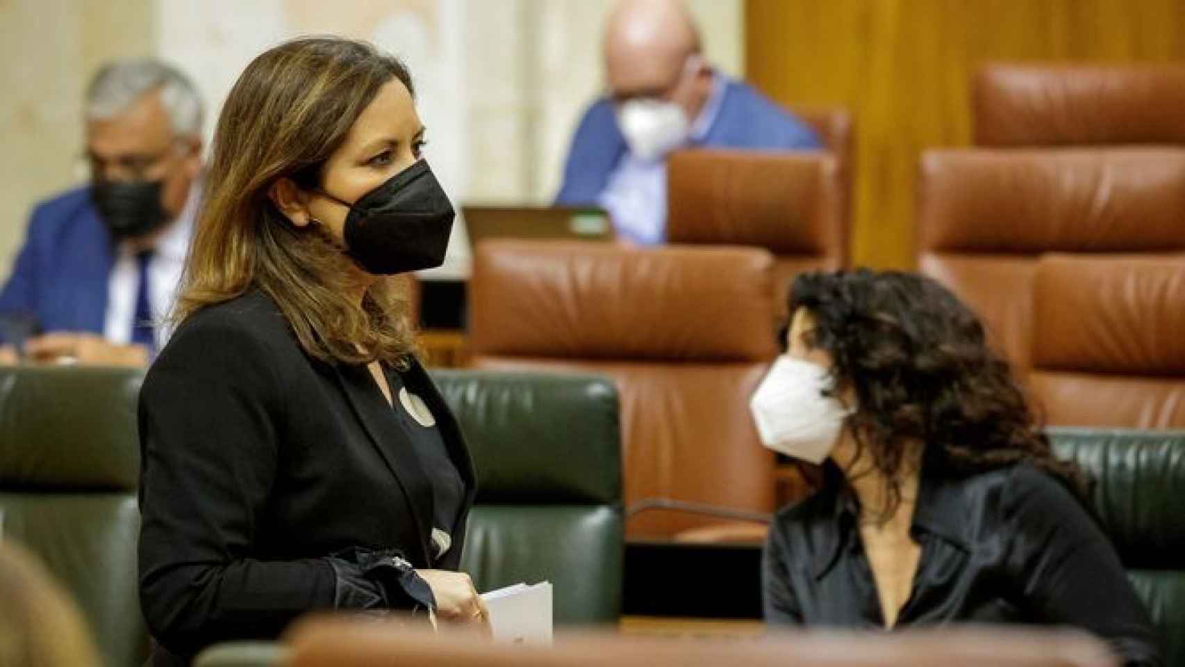 La diputada de Vox en Andalucía Ángela Mulas y la consejera de Igualdad, Rocío Ruiz.