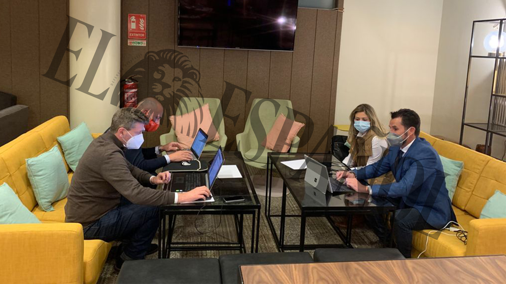 Los cuatro concejales murcianos de Ciudadanos en el hall del hotel de Madrid donde se han aislado de la presión.