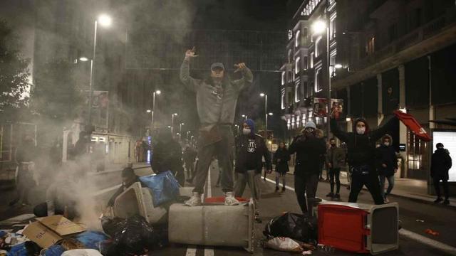 Un grupo de radicales se enfrenta a la policía en la Gran Vía de Madrid.