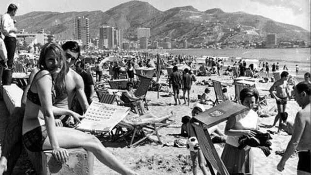 La playa de Benidorm en los años 50.