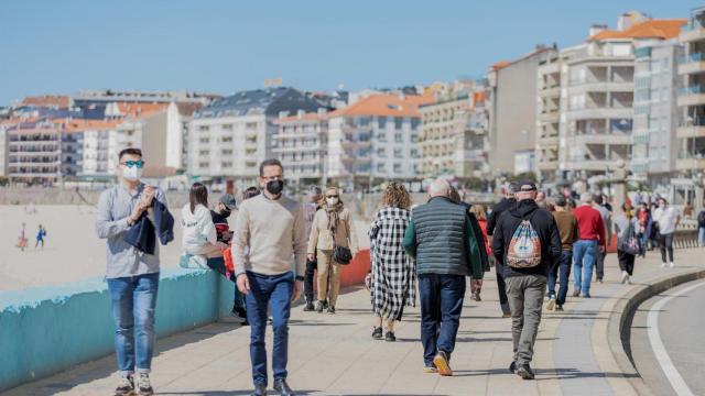 Personas pasean por Sanxenxo en una imagen de archivo.