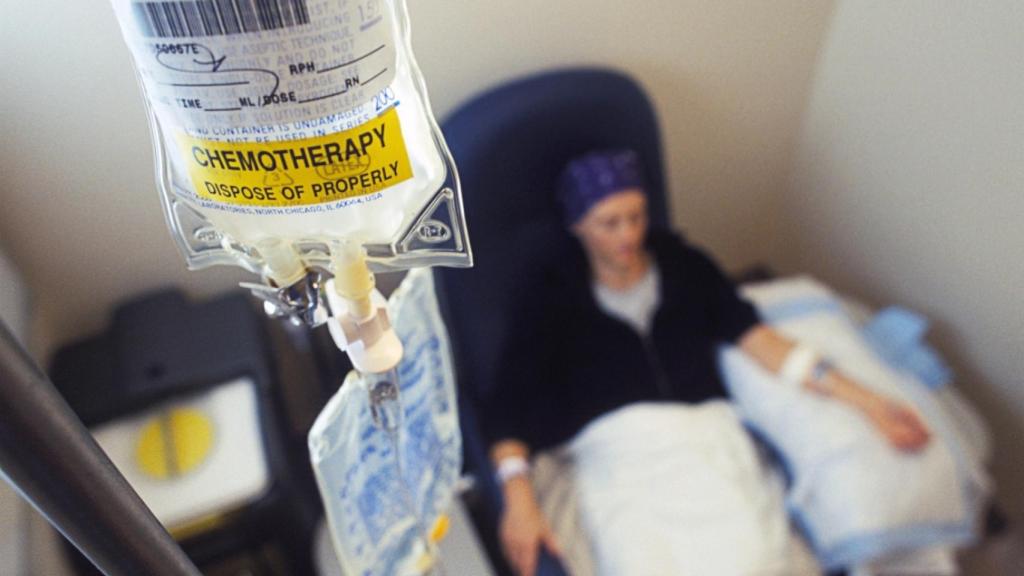 Una mujer recibiendo quimioterapia.