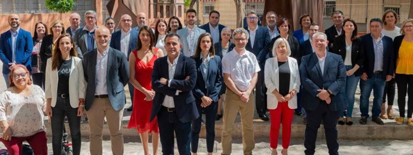 José Antonio Serrano (c) posando con los miembros del PSOE en Murcia.