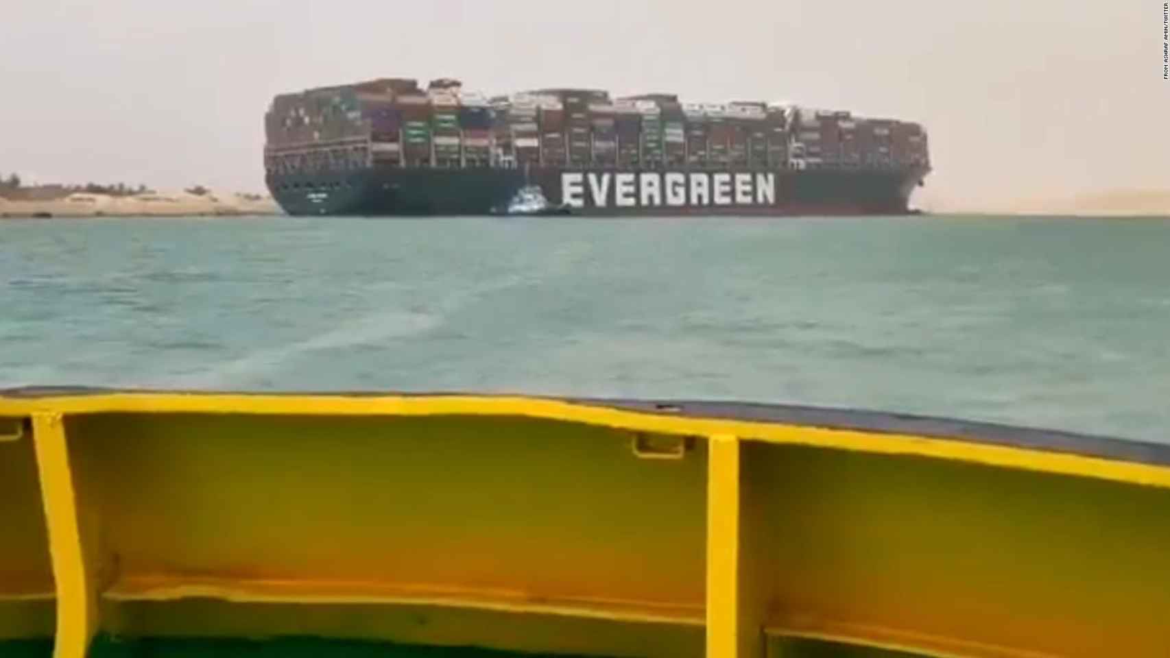 El buque de carga que ha quedado atascado y ha bloqueado el Canal de Suez.