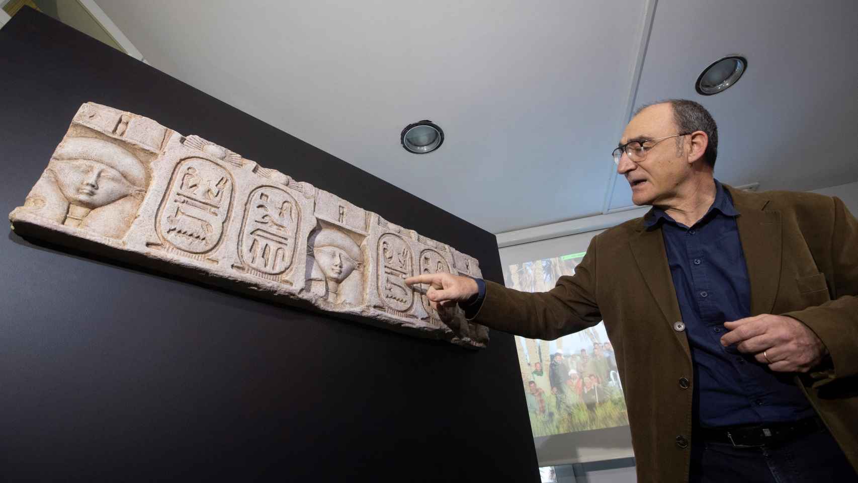 El egiptólogo y director de las excavaciones, Luis Manuel Gonzálvez, muestra el hallazgo de los restos del templo de Ptolomeo I.