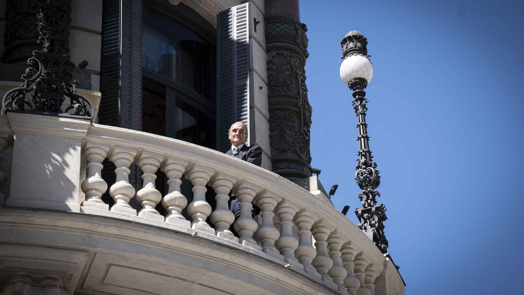 Conde, abogado del Estado y expresidente de Banesto, asomado al balcón del que fue su despacho.