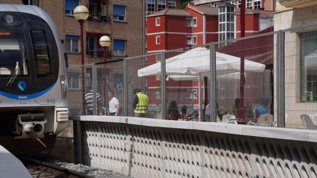 La estación de Ermua ya cuenta con la instalación de esta innovadora barrera acústica.