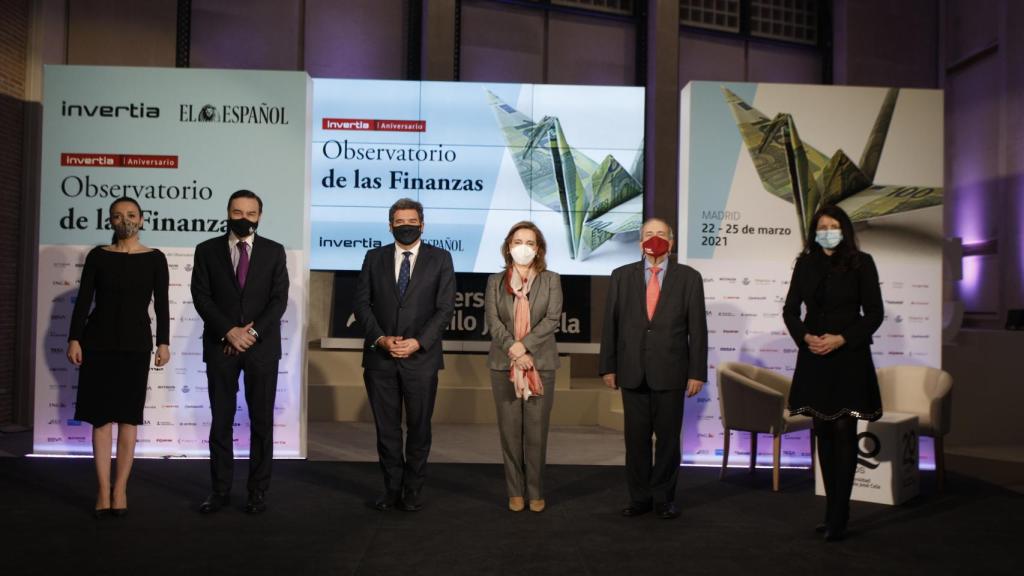 Cruz Sánchez de Lara, presidenta de la ONG Thribune for Human Rights y vicepresidenta del Consejo de Administración de EL ESPAÑOL; Pedro J. Ramírez, presidente de EL Español; José Luis Escrivá, ministro de Seguridad Social; Nieves Segovia, presidenta de la Institución SEK; Emilio Lora-Tamayo, rector de la Universidad Camilo José Cela, y Mamen Vázquez,  directora general de EL ESPAÑOL.