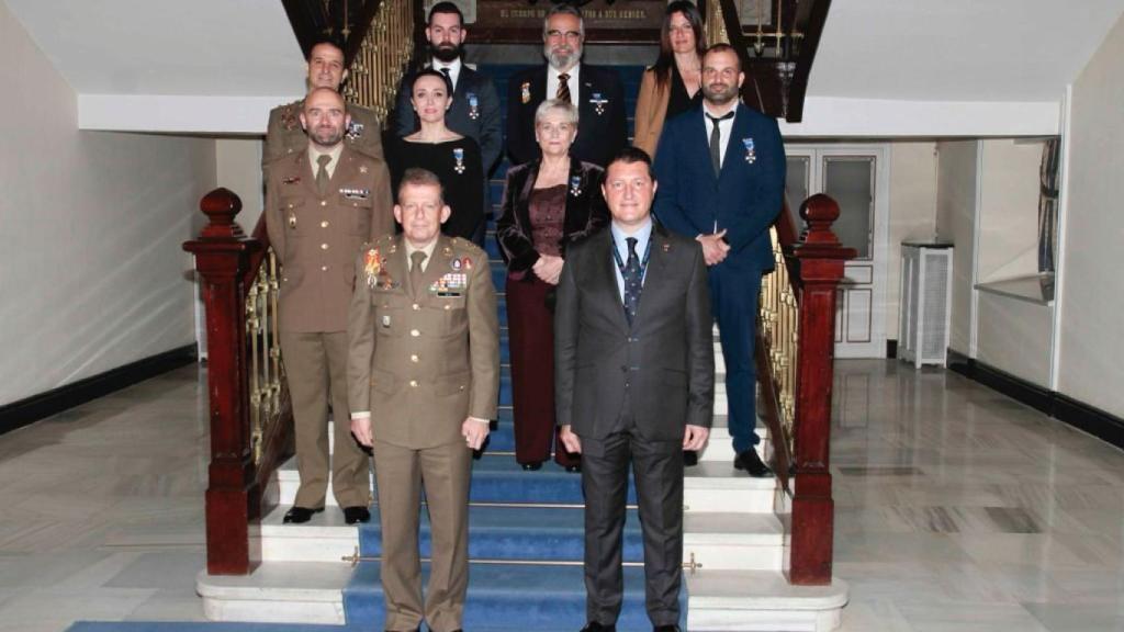 Cruz Sánchez de Lara y María Tardón junto con otros premiados. En la primera fila, el general de Brigada y director de la Escuela de Guerra del Ejército, Eduardo Diz Monje, y el presidente del Grupo GEES Spain, Diego Miranda.  Foto tomada durante 4 segundos para mantener las normas sanitarias.