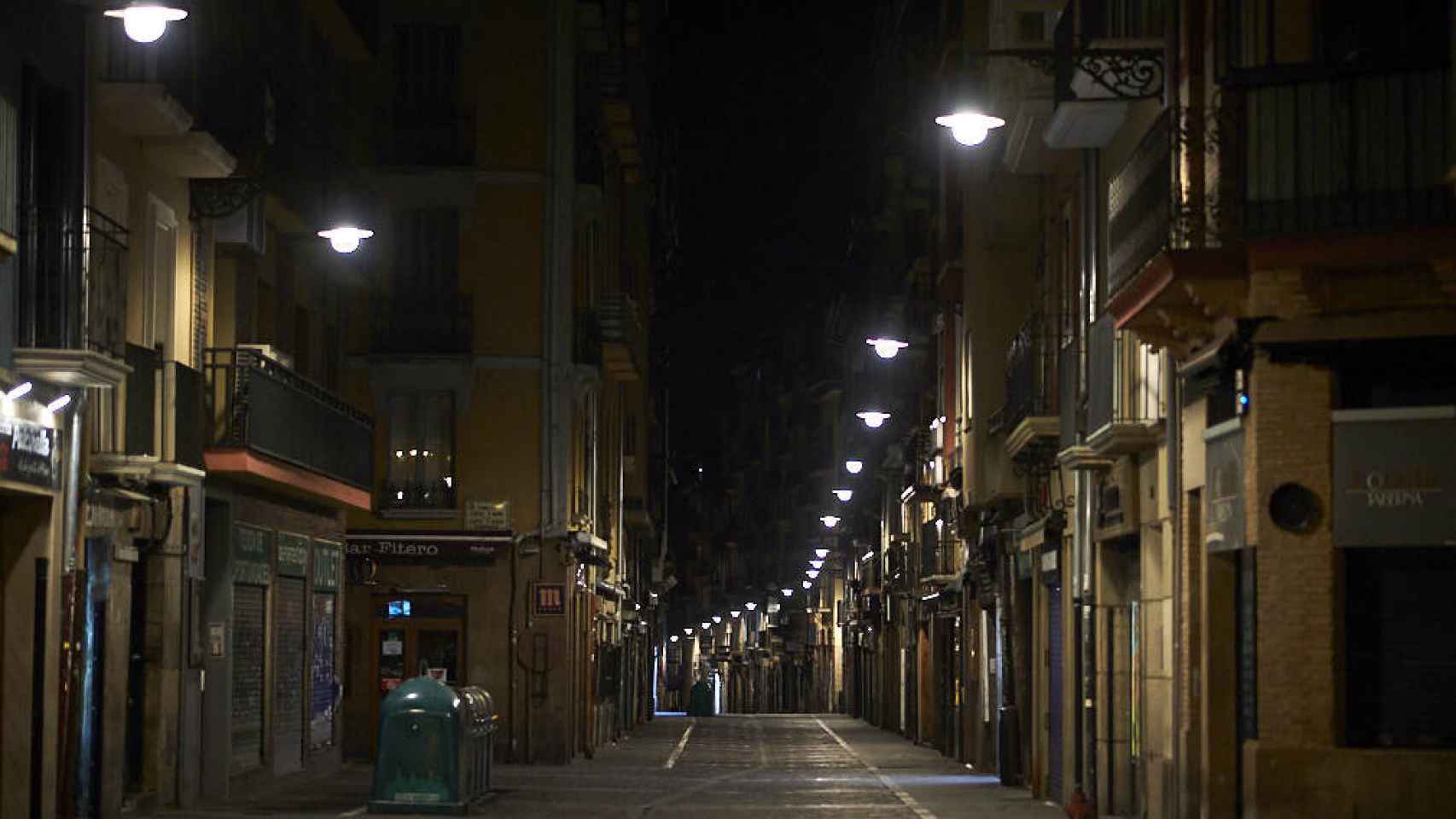 La calle Estafeta, en Pamplona, vacía al comienzo del toque de queda a las 23.00 horas.