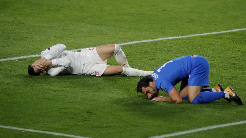 Morata, tendido en el suelo tras un golpe en la cara