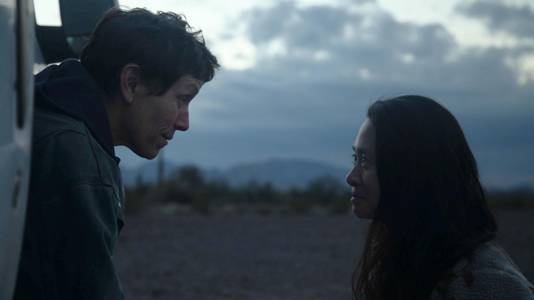 Chloé Zhao junto a Frances McDormand.