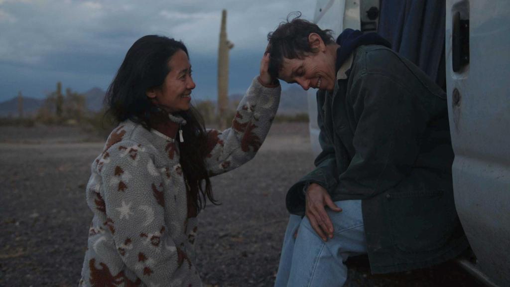 Chloé Zhao roza el Oscar con sus manos.