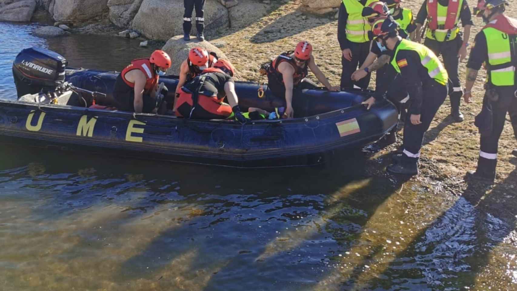 La UME practica la búsqueda y evacuación de víctimas en el embalse de La Almendra 8