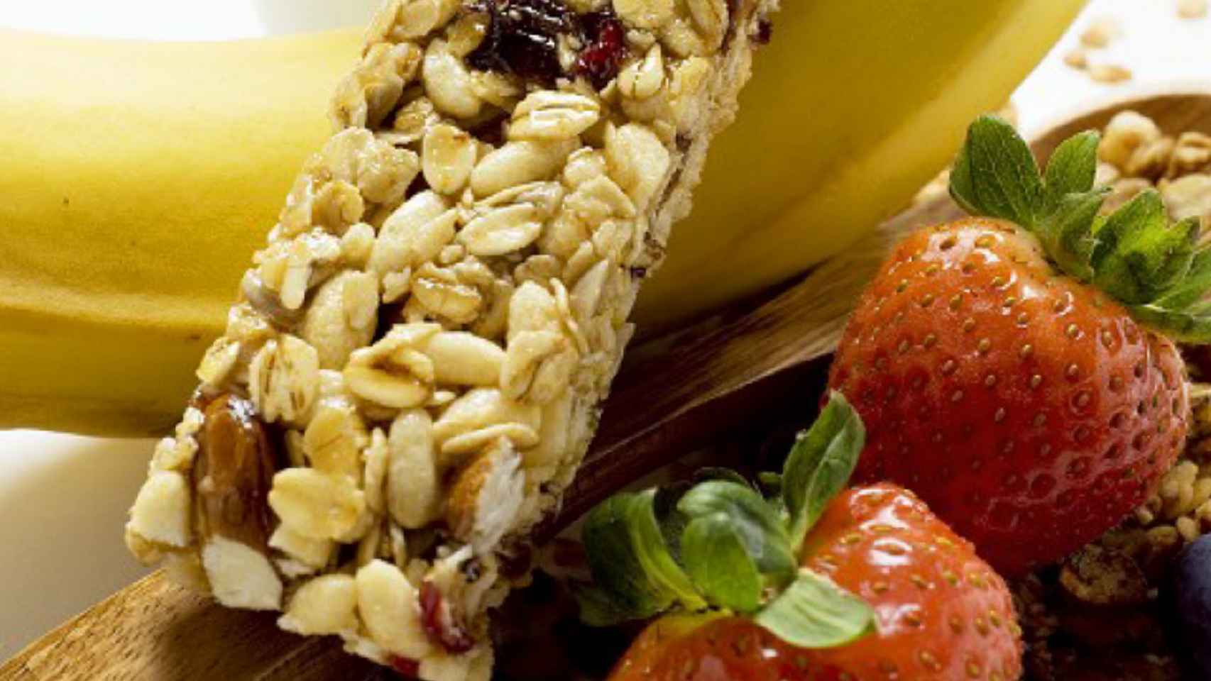 Las barritas de cereales o frutos secos tienen fama de saludable cuando no lo son.