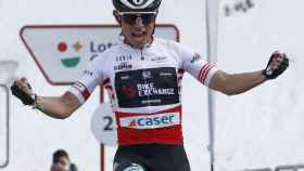 Esteban Chaves celebra su victoria en la Volta a Cataluña 2021
