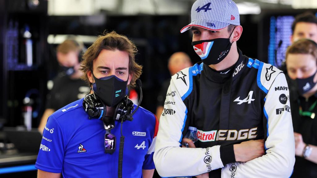 Fernando Alonso y Ocon en el box de Alpine