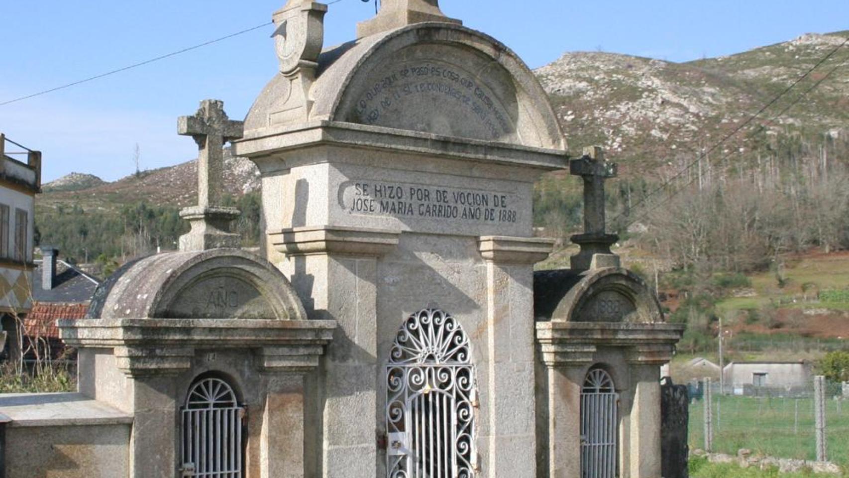 Reloj de sol en un peto de ánimas en Ponte Caldelas.