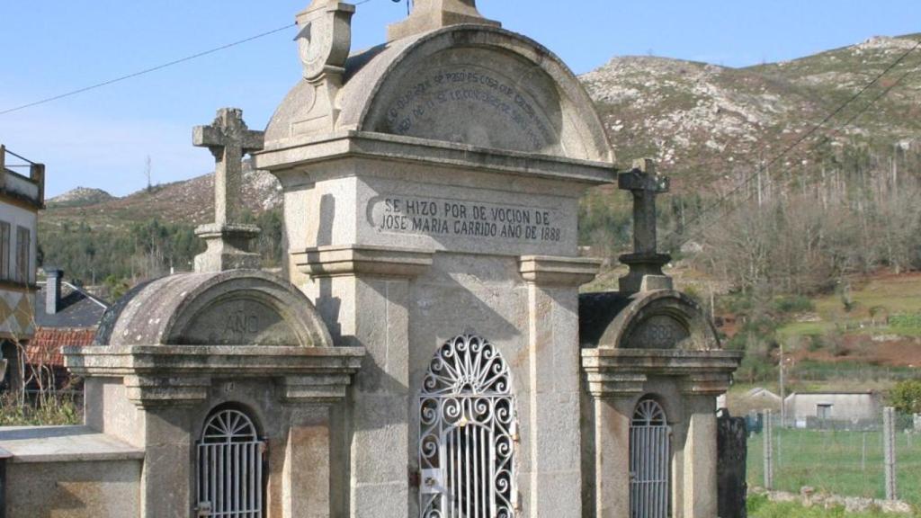 Reloj de sol en un peto de ánimas en Ponte Caldelas.