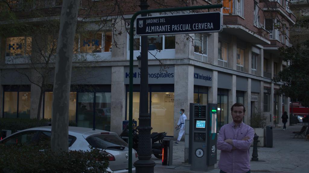 El periodista Jaime Cervera posa para EL ESPAÑOL en el jardín de Madrid en honor a su tatarabuelo.