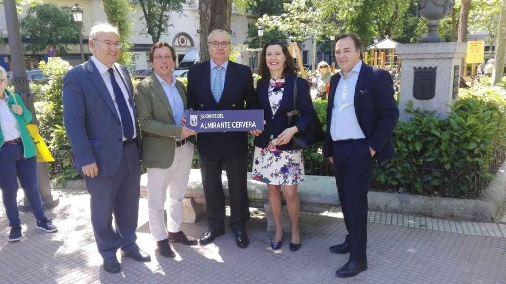 La Asociación Familia Cervera participa en la inauguración de los Jardines de Madrid en honor al Almirante (2018). Quien sujeta la placa es Pascual Cervera de la Chica, presidente de la entidad.