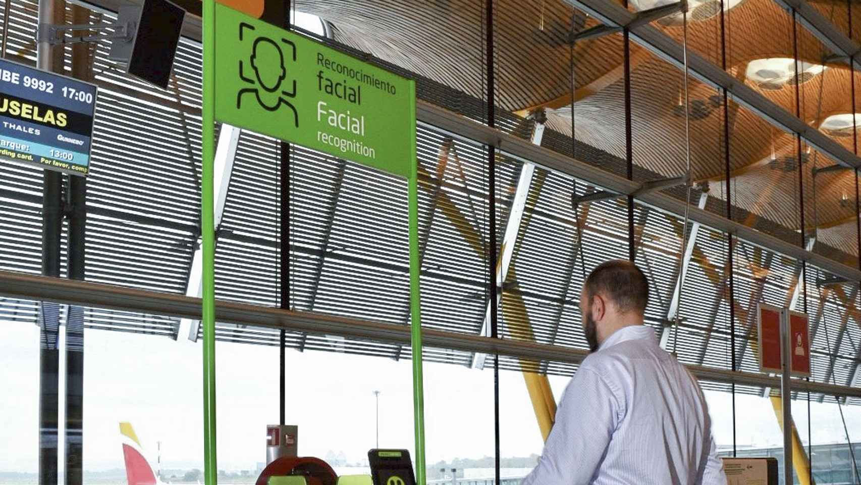 Puerta de embarque con reconocimiento facial en el aeropuerto Adolfo Suárez Madrid-Barajas.