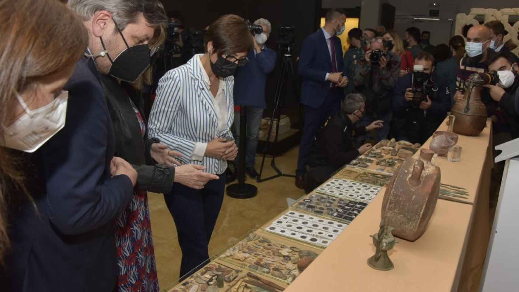 María Gámez, director general de la Guardia Civil, contempla las piezas recuperadas en el Museo Arqueológico de Córdoba.