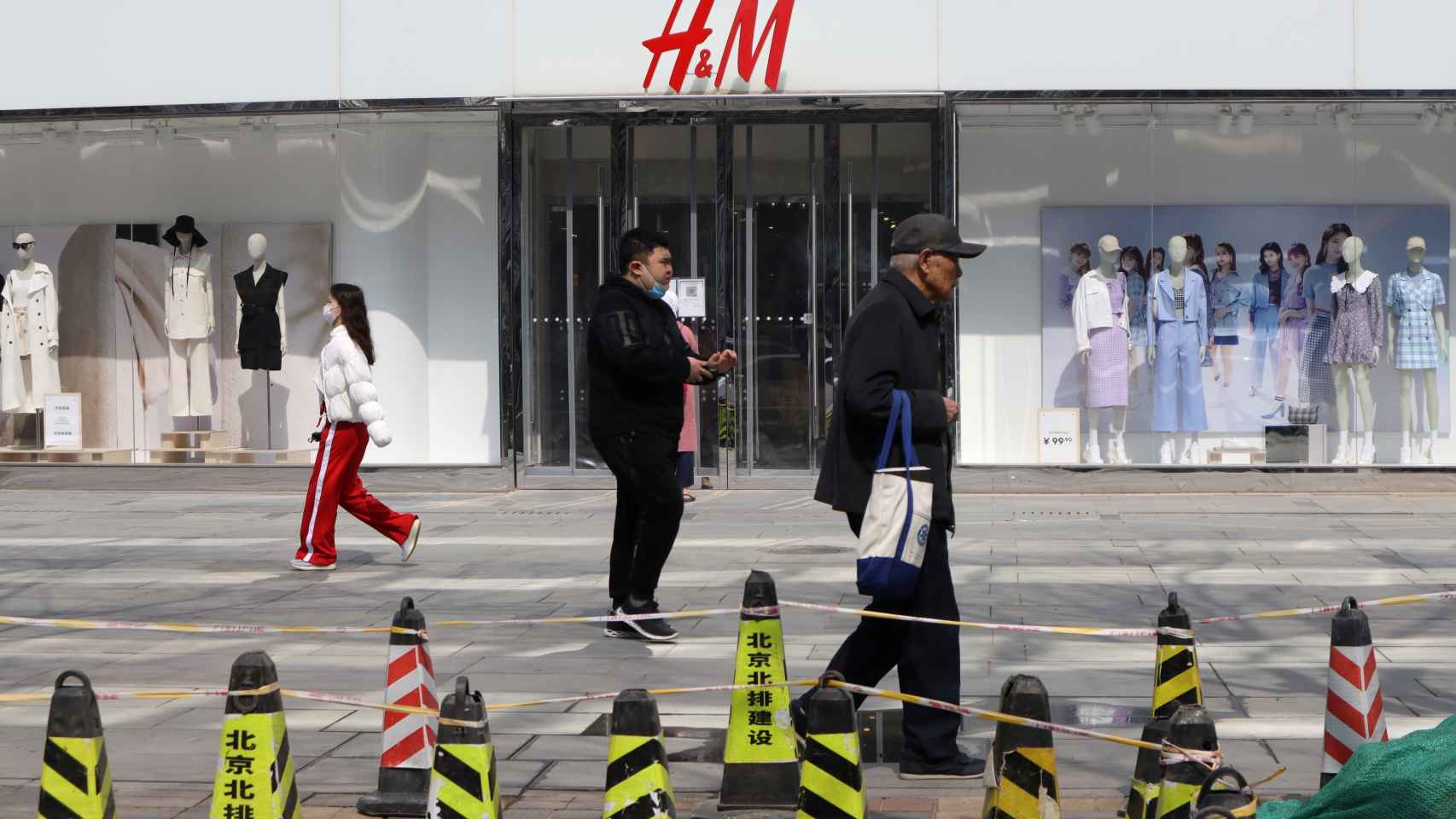 Varios transeuntes pasan ante una tienda de H&M en Hong Kong este pasado viernes.