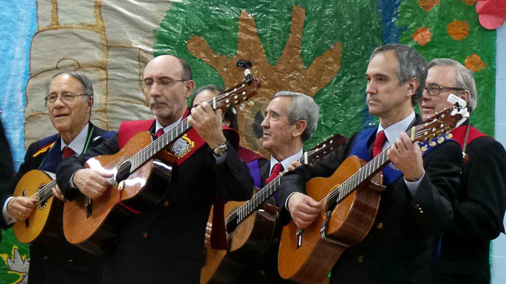 Miguel Ángel Bayo, el segundo por la izquierda, con la Agrupación Arcipreste de Hita.