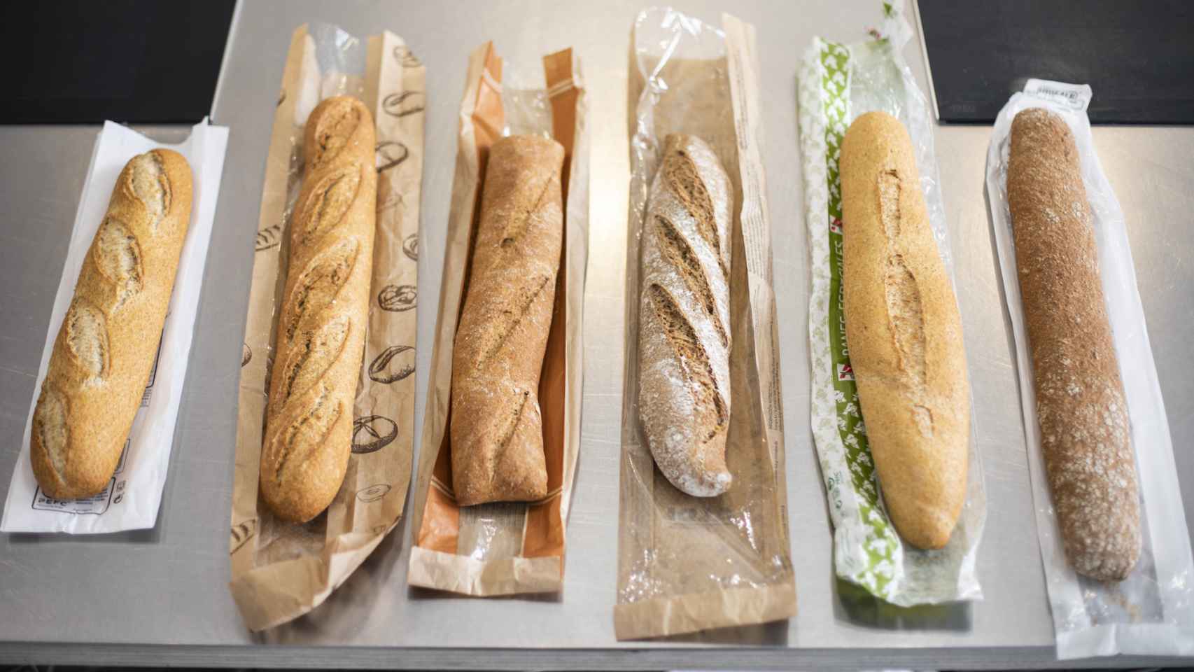 Las seis barras de pan integral de los supermercados testadas en la cata.