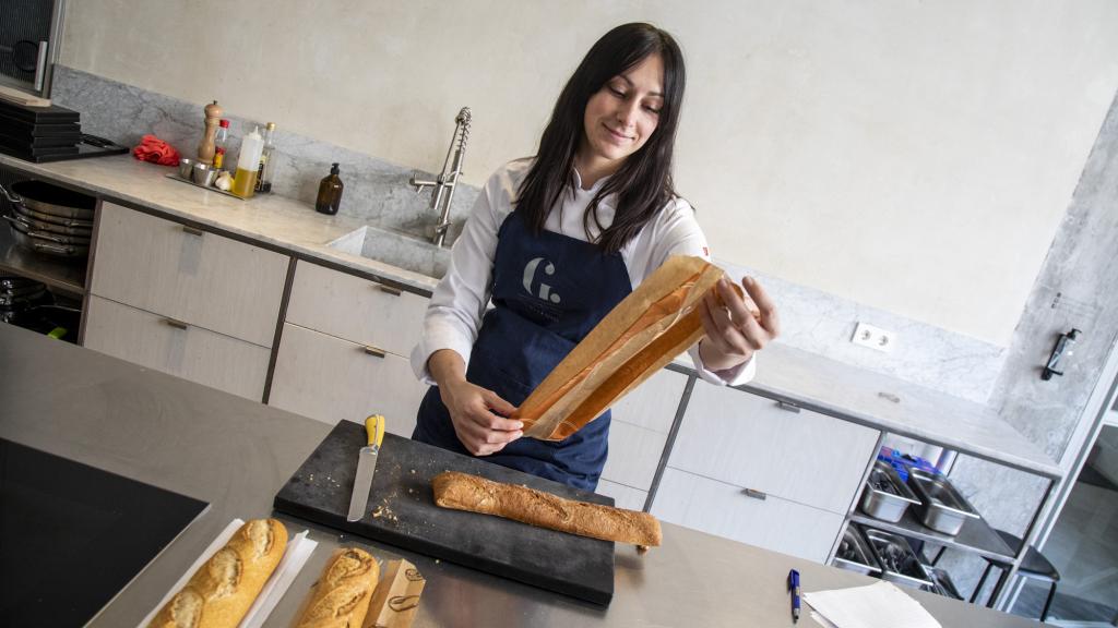 La cocinera Celia lee la composición de la barra de Dia antes de probarla.