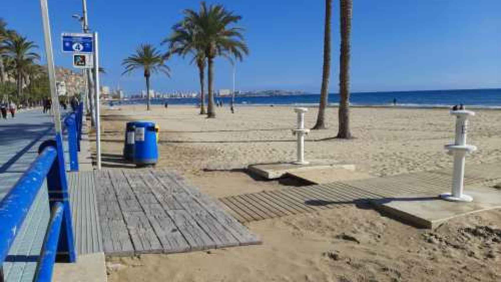 Las pasarelas ya instaladas en la Playa del Postiguet, en Alicante.