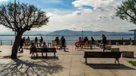 Varias personas disfrutan del sol y de las agradables temperaturas en Santander.