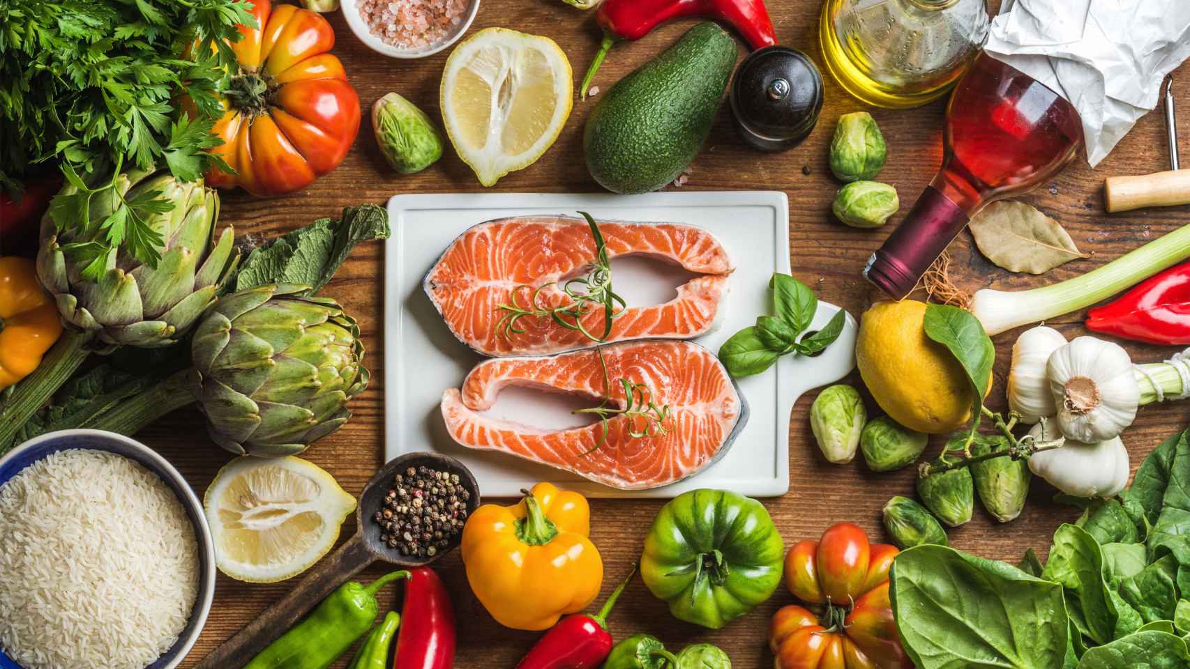 Las frutas y verduras y los pescados grasos son alimentos antiiflamatorios.