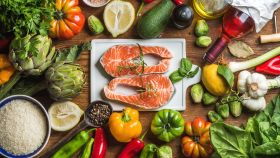 Las frutas y verduras y los pescados grasos son alimentos antiiflamatorios.