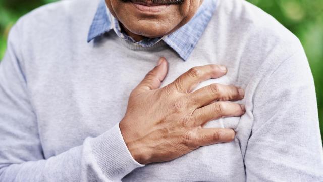 Un hombre pone su mano sobre el corazón.