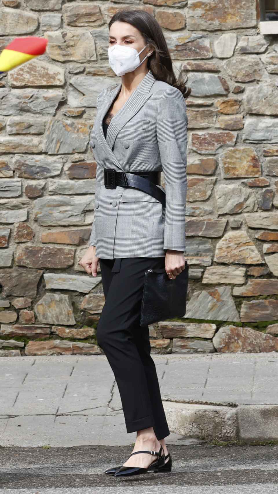 La Reina ha combinado su chaqueta con un pantalón 'cropped' HUgo Boss y unas bailarinas cerradas.