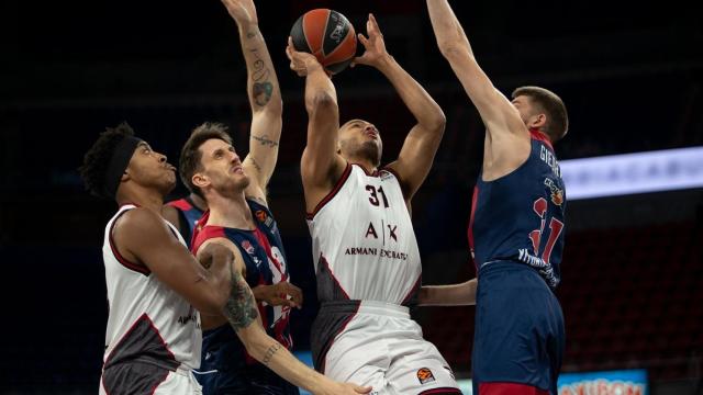 Los jugadores del Baskonia defendiendo una acción