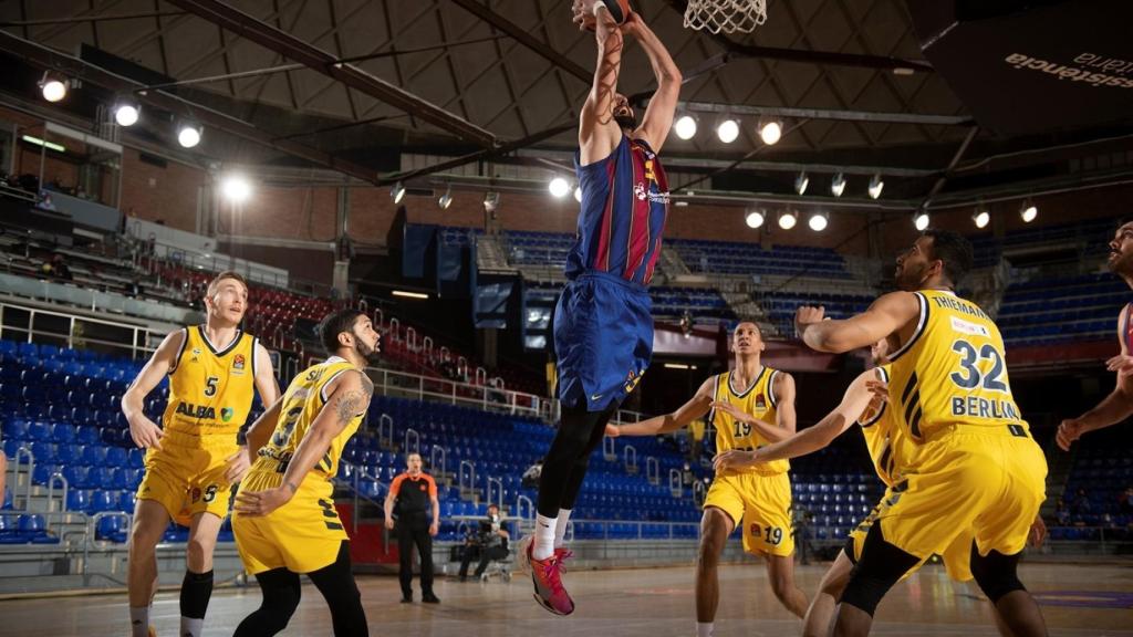 Mirotic realizando un mate en el Barça - Alba Berlín