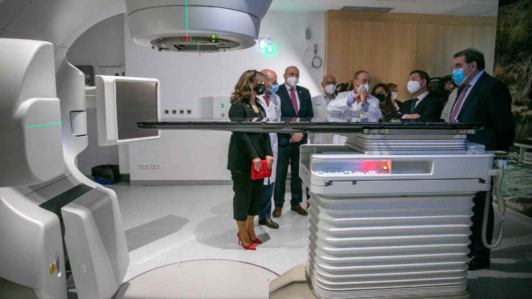 El jefe del Ejecutivo autonómico, Emiliano García-Page, visita el nuevo acelerador lineal del servicio de Oncología Radioterápica instalado en el Hospital General Universitario de Ciudad Real.