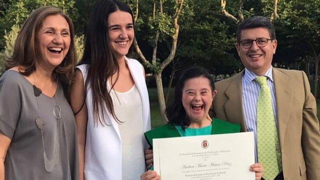 Juanjo Matarí, junto con sus hijas Olga y Andrea y su mujer.