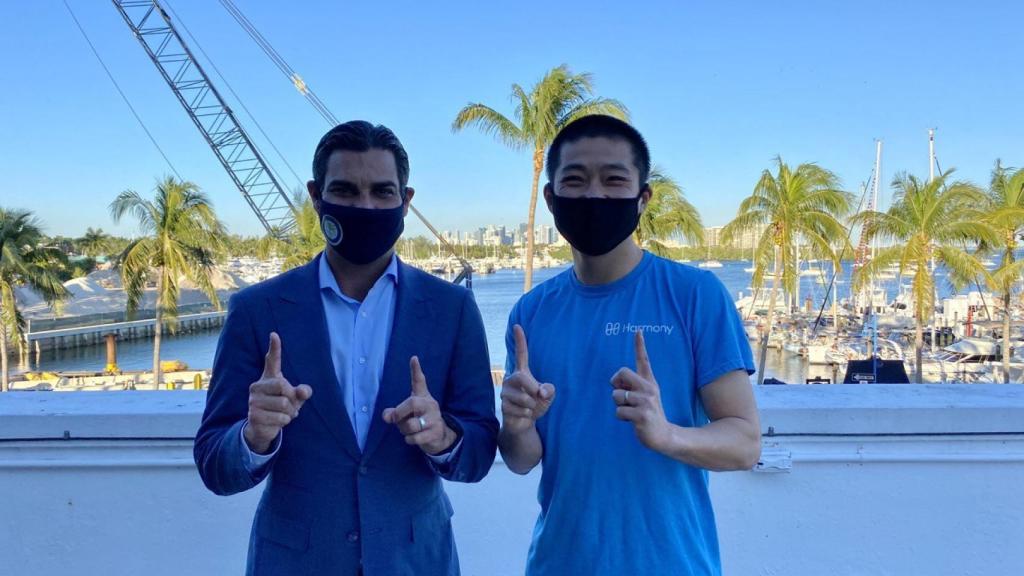 El alcalde de Miami, Francis Suárez, y Stephen Tse, fundador de Harmony.