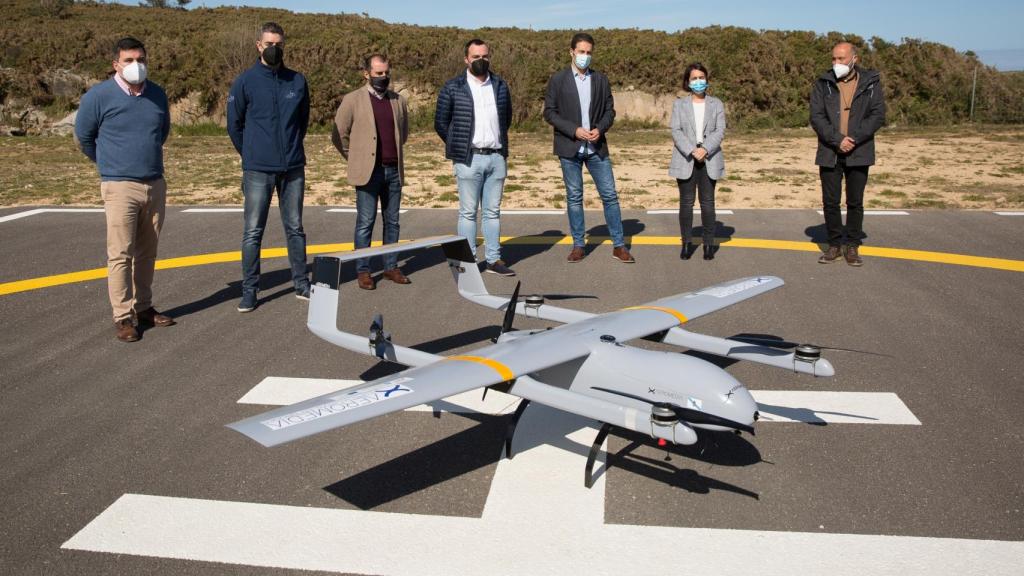 Los participantes en el sistema Xestal, frente a uno de los equipamientos e este proyecto concebido en el Polo Aeroespacial.