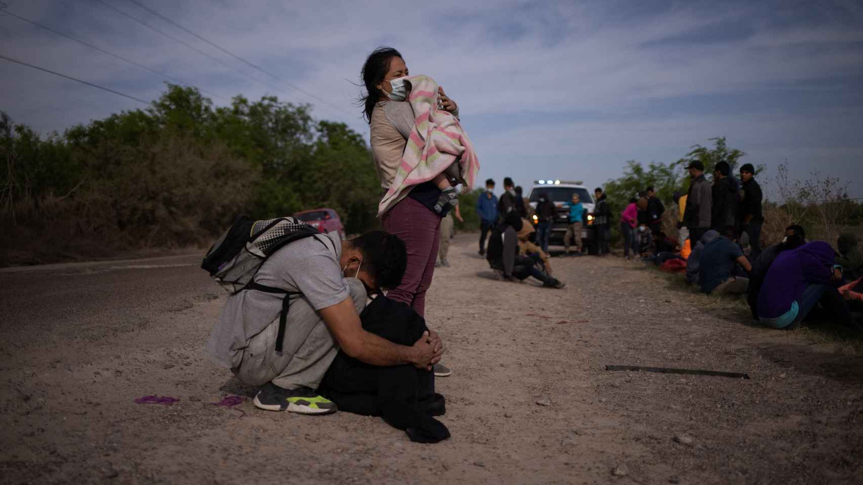 Una familia migrante tras cruzar el Rio Grande.